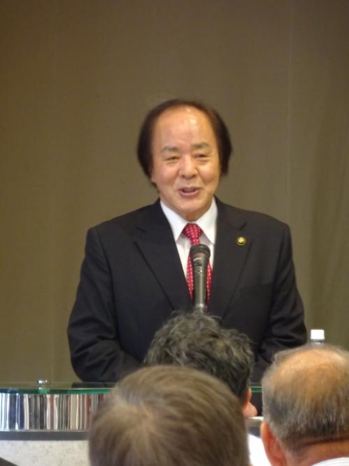 講演する佃弘巳・伊東市長